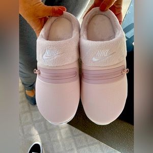 Nike bedroom slippers. Mint condition!!